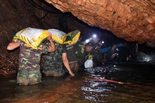 Encuentran vivos a los 12 adolescentes atrapados durante nueve días en una cueva en Tailandia