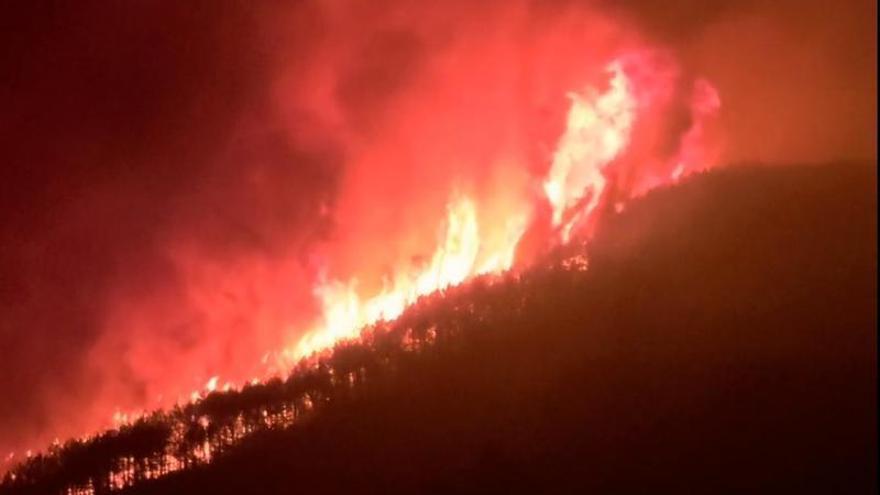 Vídeo | Llamas de varios metros en la última noche del incendio de Las Peñas de Riglos con 6.000 hectáreas calcinadas