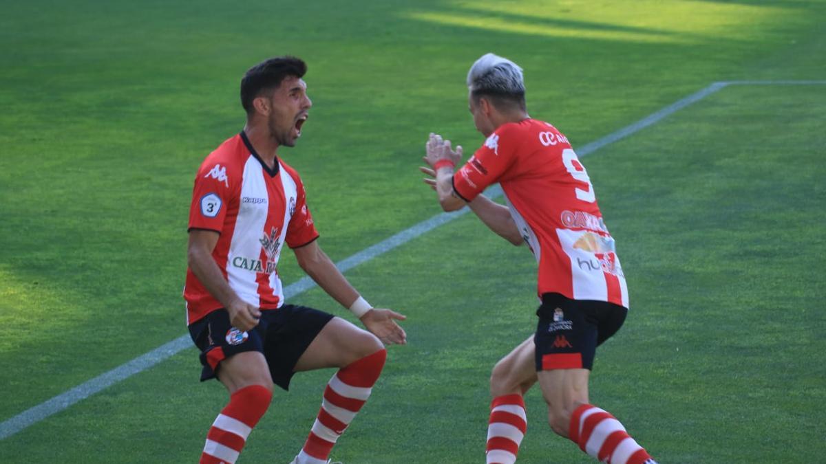 Carlos Ramos celebra el primer gol de Valentín en el play off de ascenso del Zamora CF ante la Segoviana.