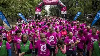 Cáceres marcha por la investigación del cáncer de mama