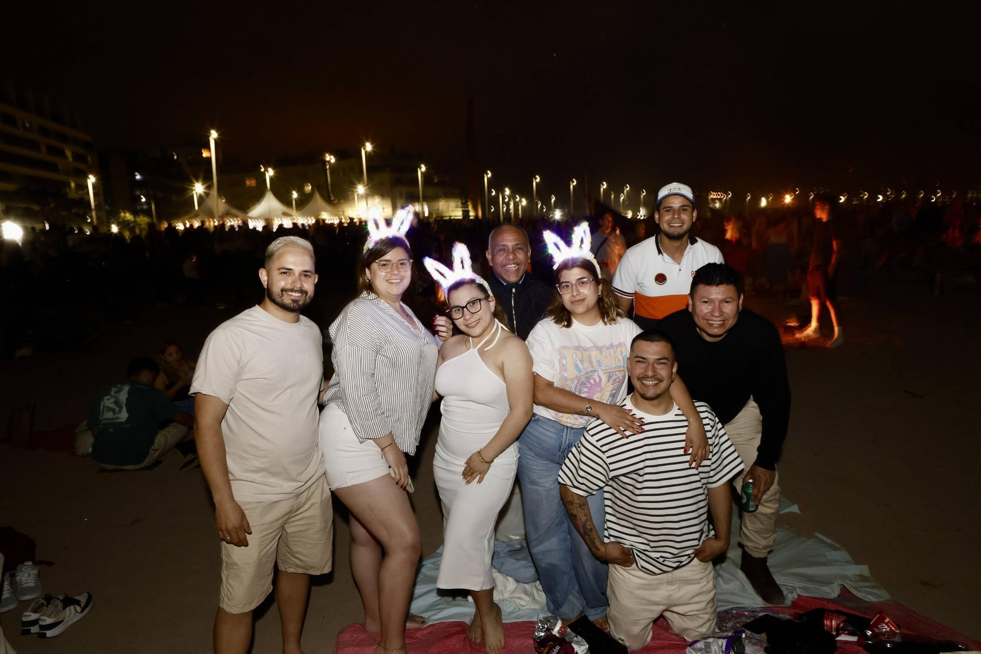 Fuegos artificiales, música, flores, hoguera... la celebración de San Juan en Gijón, en imágenes