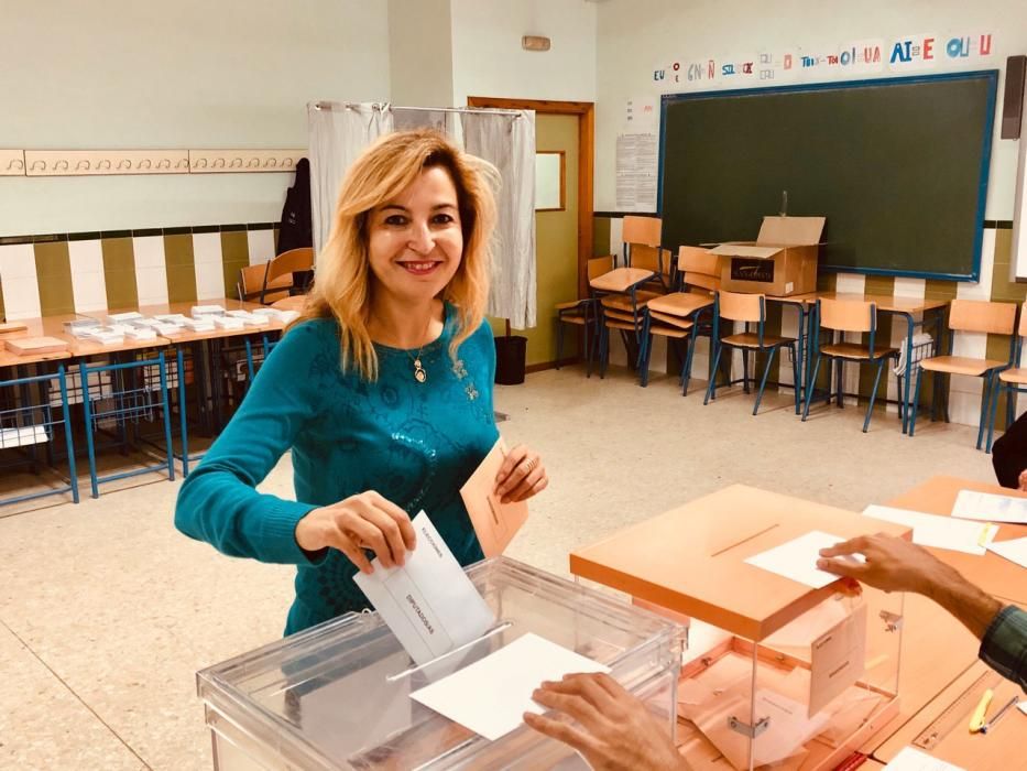 Carmen Lizárraga vota en Maracena (Granada)