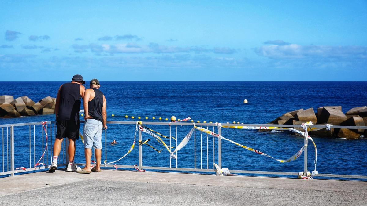 Barandillas vandalizadas en la zona de baño de Los Charcos, en el municipio de Santa Cruz de Tenerife.