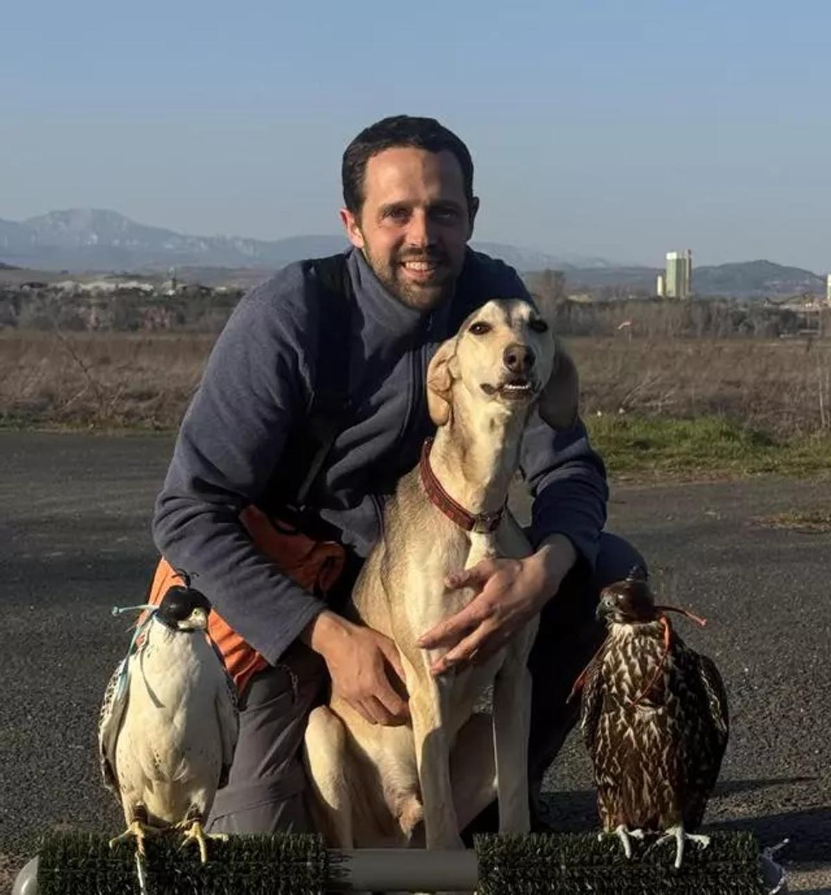 Enric Freixa, junto a un perro y dos halcones, parte del equipo de control de fauna del aeropuerto de Logroño