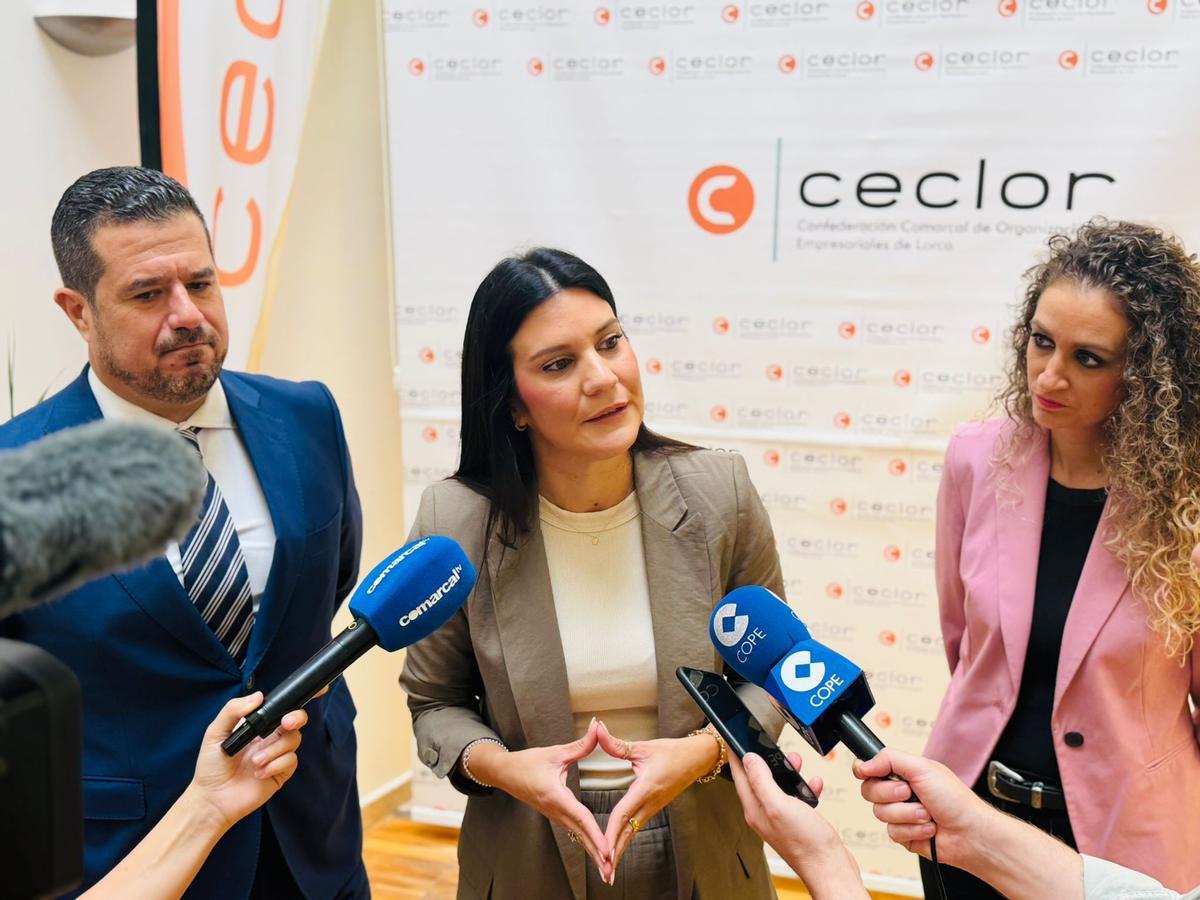 La edil de Urbanismo (centro) daba cuenta del resultado de las ayudas en la sede de Ceclor.