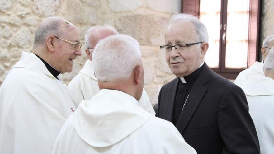 Gregorio Martínez Sacristán habla con unos sacerdotes