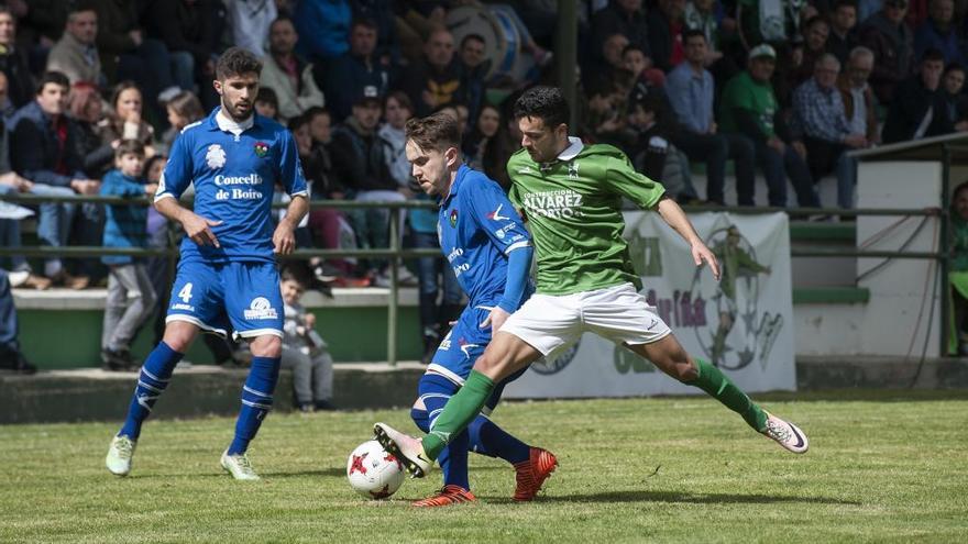 Un lance del partido entre Arenteiro y Boiro. // B. Lorenzo