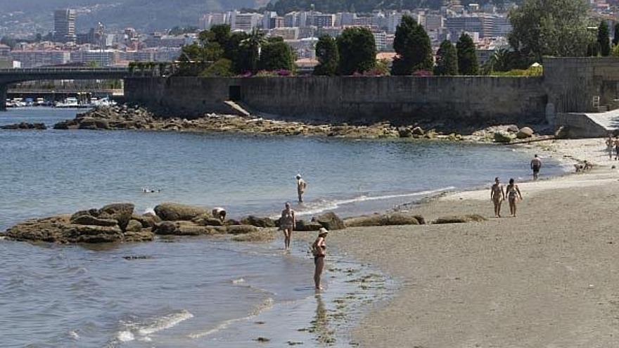 Los bañistas acudieron a la playa por la mañana por la ausencia de precintos.