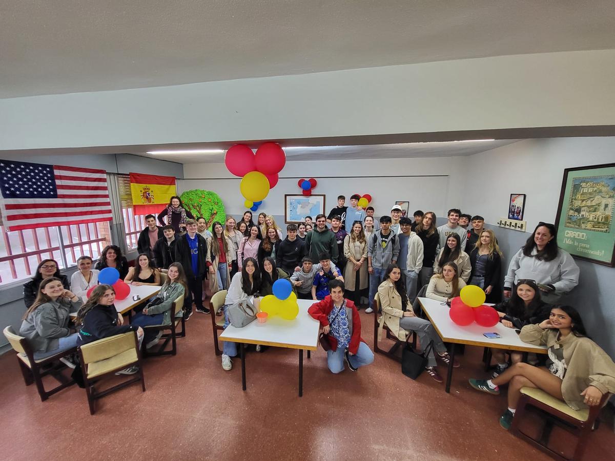 Los alumnos de Grado junto a sus corresponsales y profesores estadounidenses en la cafetería del centro educativo.