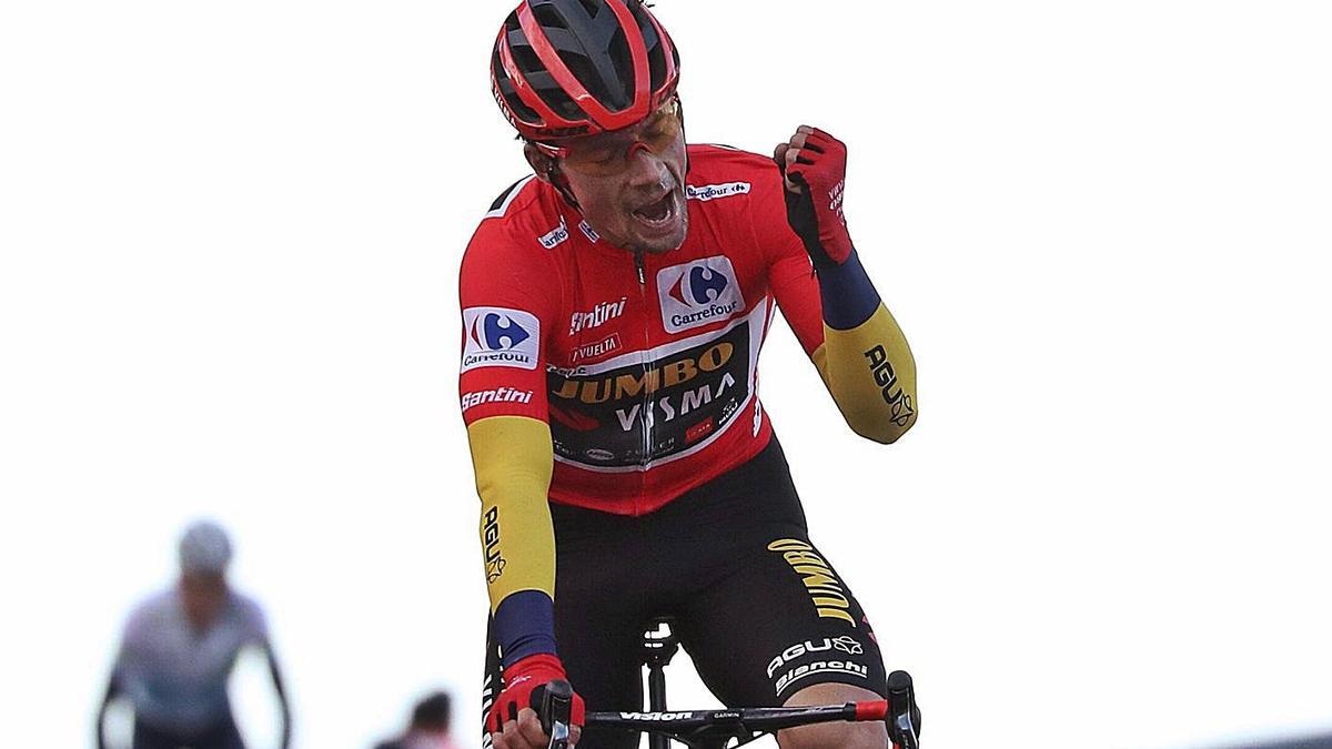 Primoz Roglic, satisfecho, al cruzar la meta de la Covatilla.