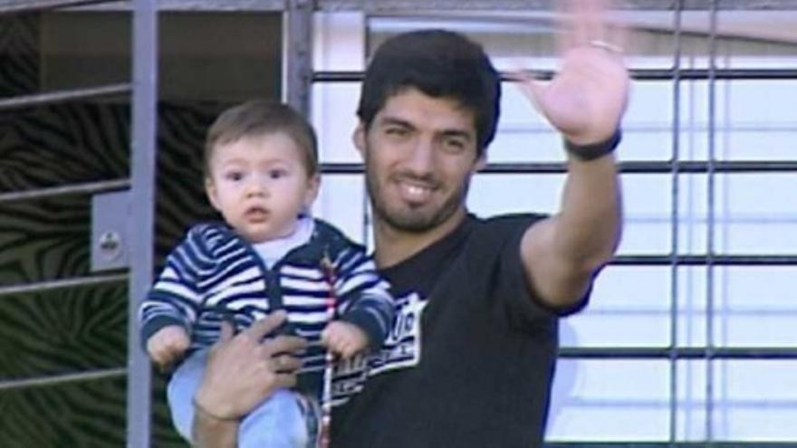 Luis Suárez saluda desde su casa