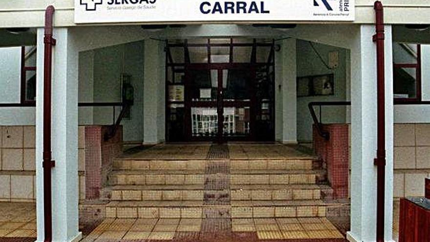 Vista de la entrada del centro de salud de Carral.