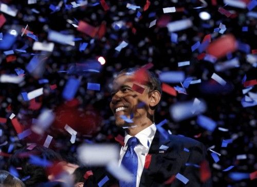El presidente estadounidense Barack Obama celebra su victoria en el escenario bajo una lluvia de confeti en Chicago