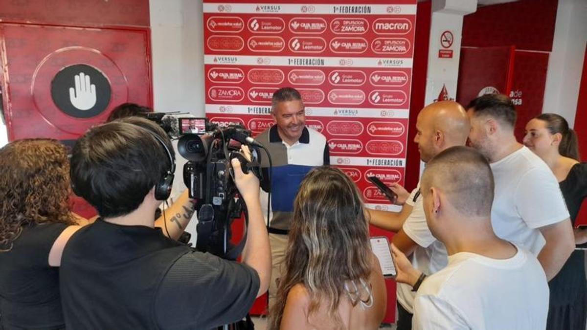David Vizcaíno, con los medios de comunicación