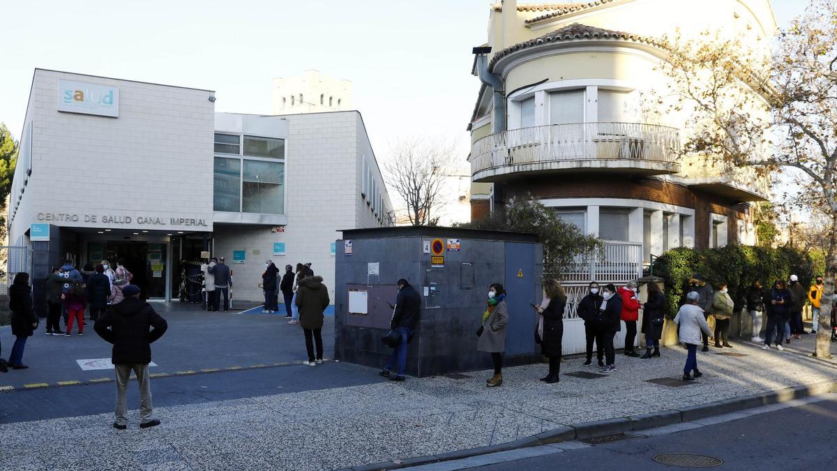 Filas a las puertas del centro de salud Canal Imperial de Zaragoza este lunes por la tarde.