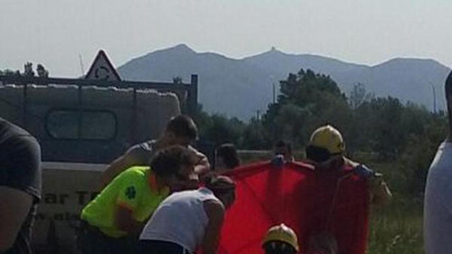 Un paracaigudista queda ferit després de topar contra un camió a Empuriabrava