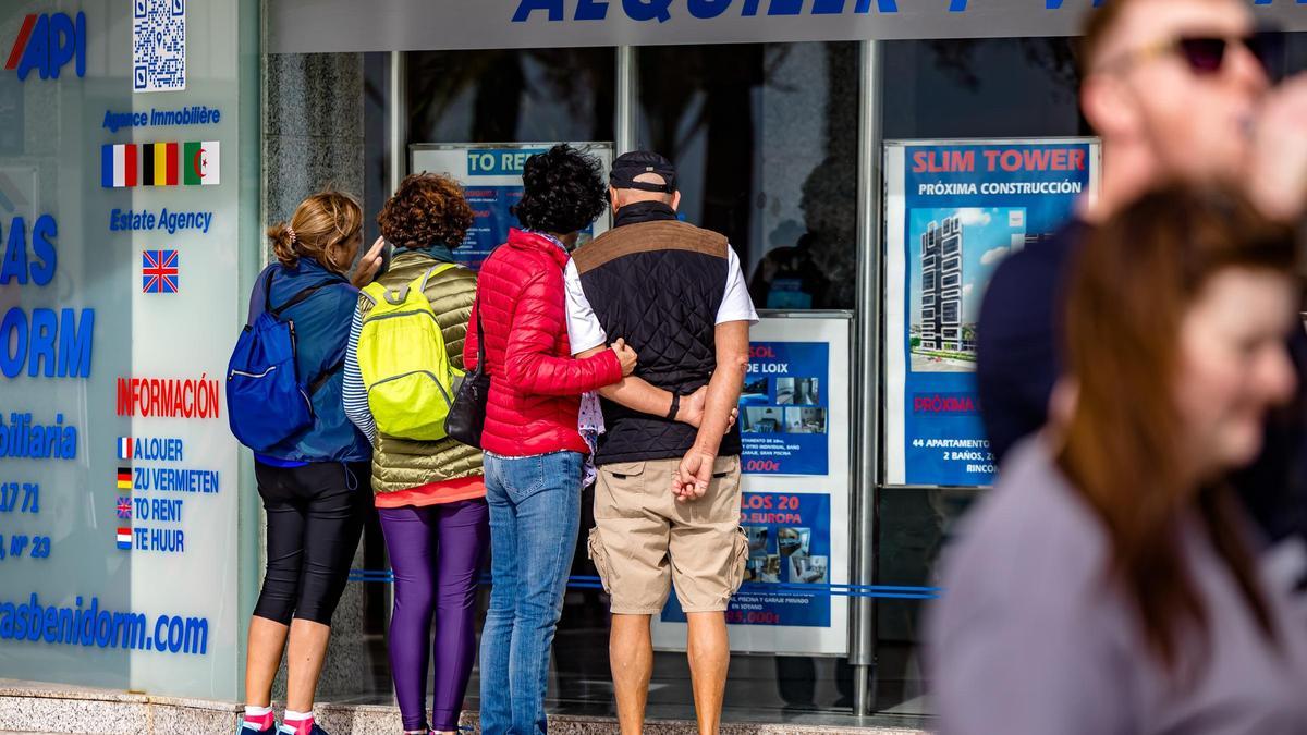 Una inmobiliaria de Benidorm con carteles de alquiler.