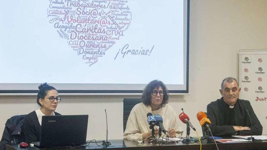 Beatriz Justo, María Tabarés y José Ángel Feijóo Mirón presentaron la memoria 2018. // Carlos Peteiro