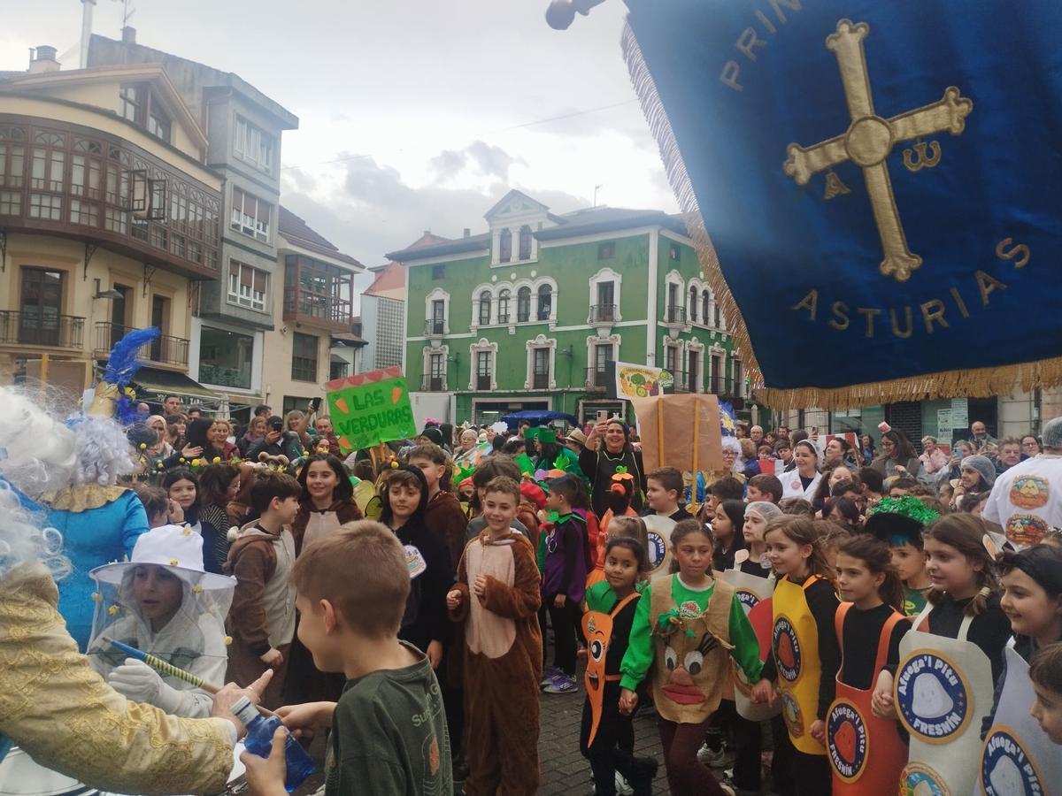 Así fue el divertido y pasacalles de Carnaval del colegio Virgen del Fresno en el mercado