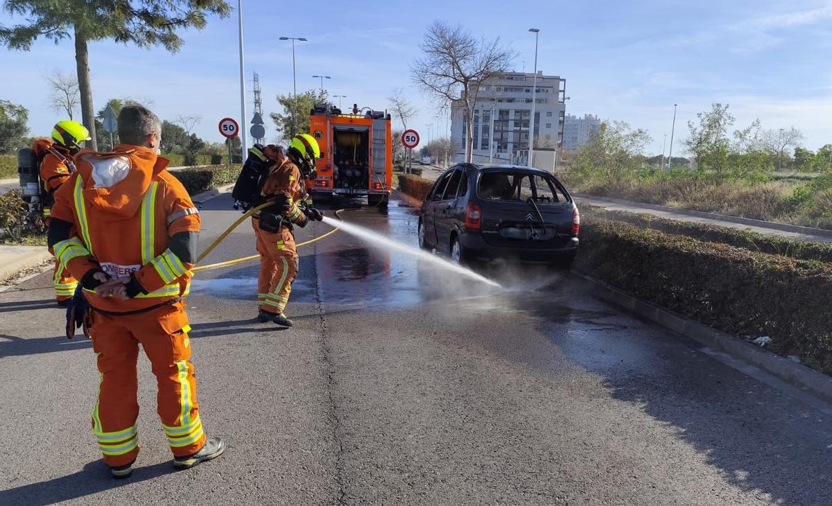 Los bomberos durante las tareas de extinción.
