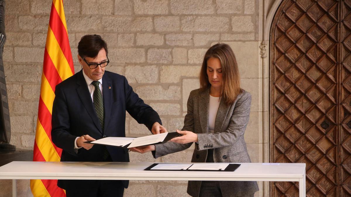 El president de la Generalitat, Salvador Illa, i la presidenta dels Comuns al Parlament, Jéssica Albiach, firmen l'acord per als pressupostos