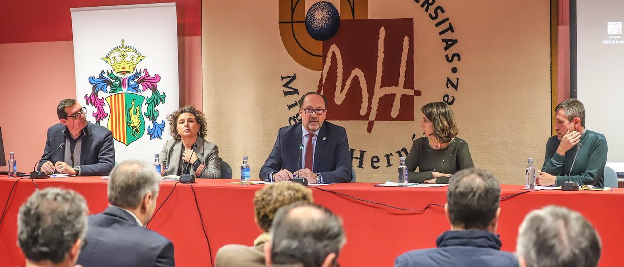 El alcalde de Orihuela, Emilio Bascuñana, en unas jornadas sobre cambio climático en el campus de Las Salesas de la UMH