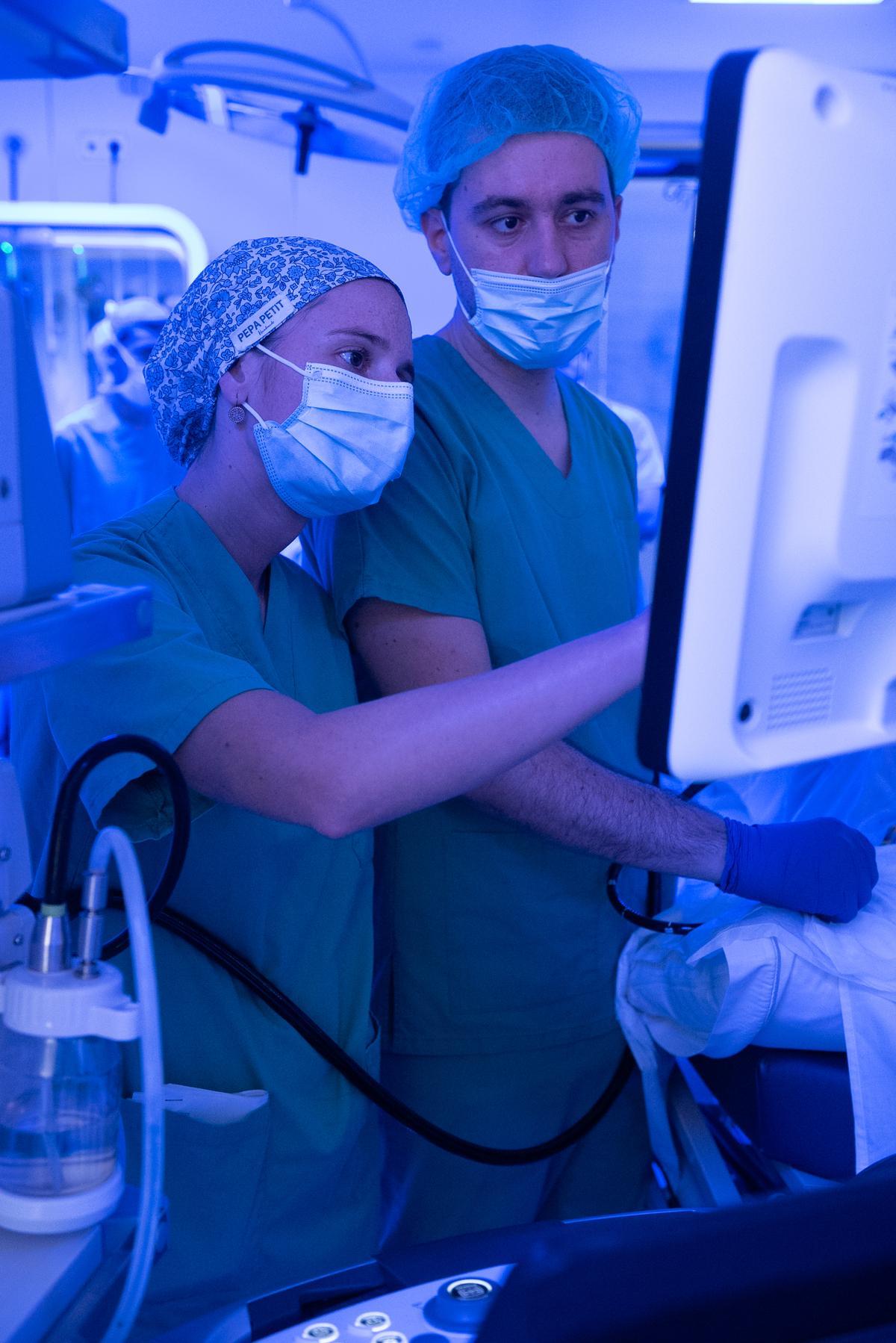 Intervención en la sala de endoscopia de Clínica Rotger.