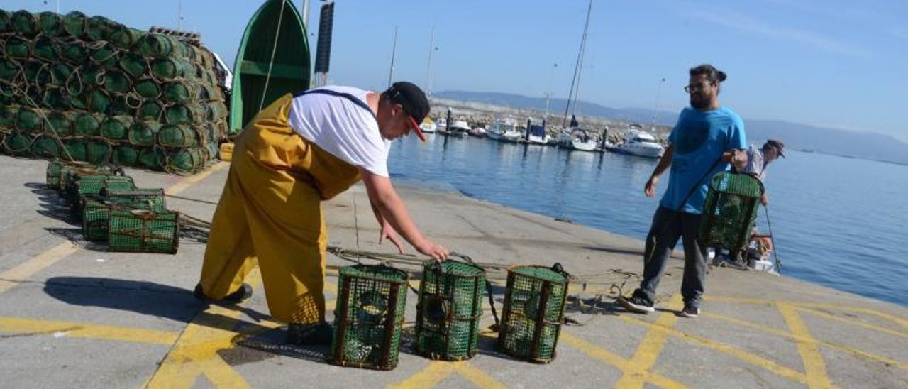Marineros de Bueu recogen las nasas, que durante la veda deben quedar en tierra. | GONZALO NÚÑEZ