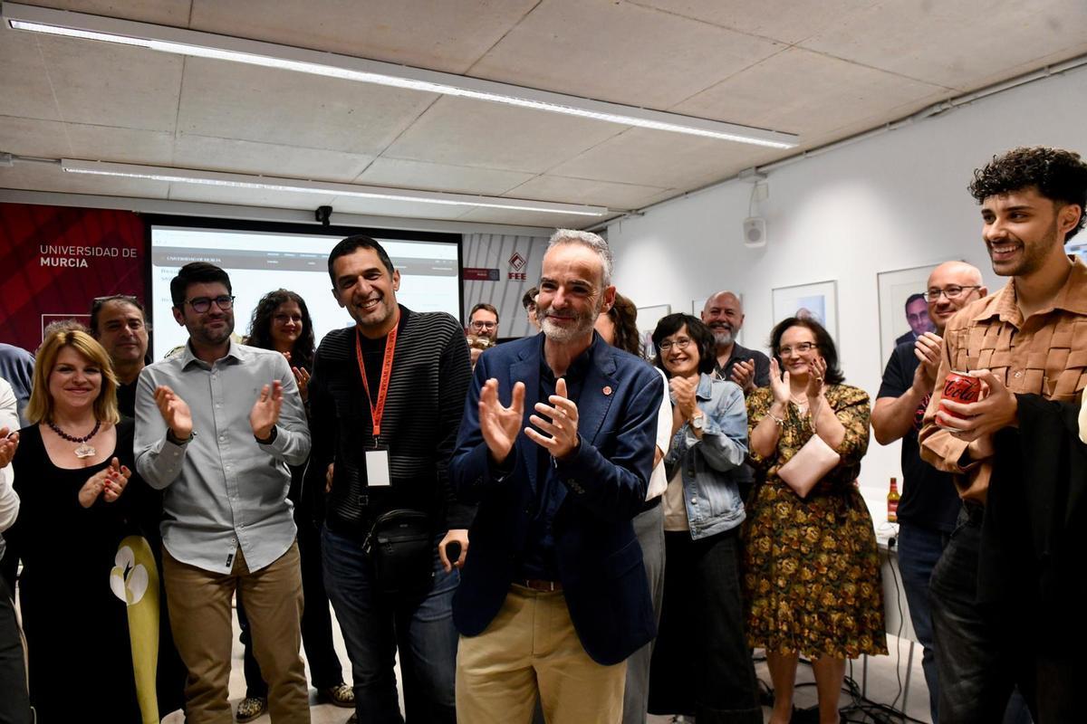 Samuel Baixauli y su equipo celebrando los resultados en la Facultad de Economía y Empresa.
