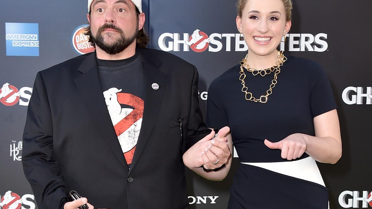 Kevin Smith sale en defensa de su hija, Harley Quinn Smith