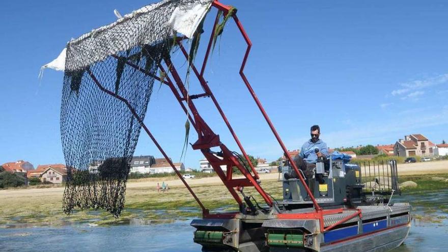 La máquina, introduciéndose en el agua sin haber alcanzado aún la línea de flotación. // Noé Parga