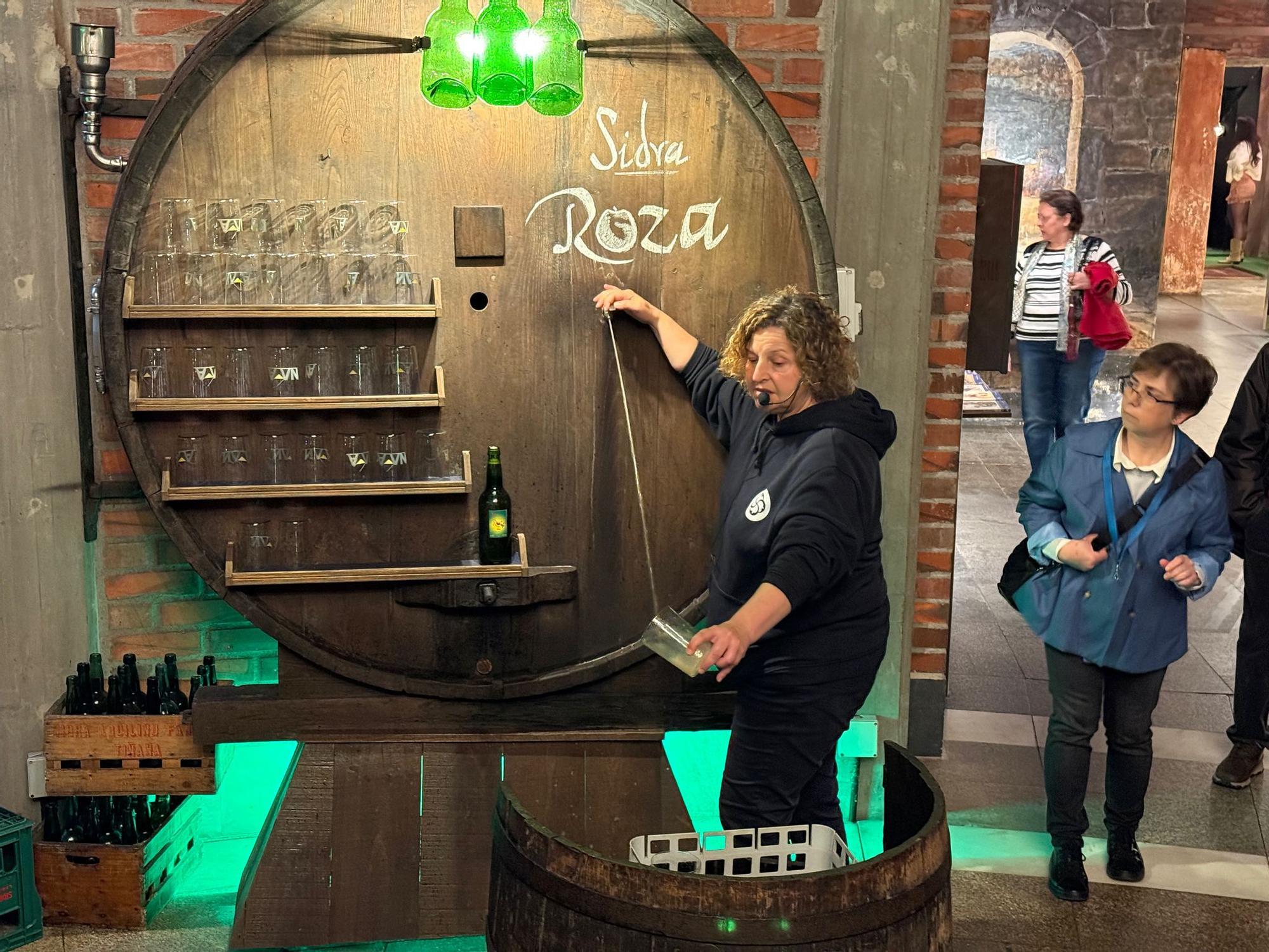 La Semana de la Floración del Manzano concluye con una visita al 'Sancta Sanctorum' de la cultura sidrera asturiana