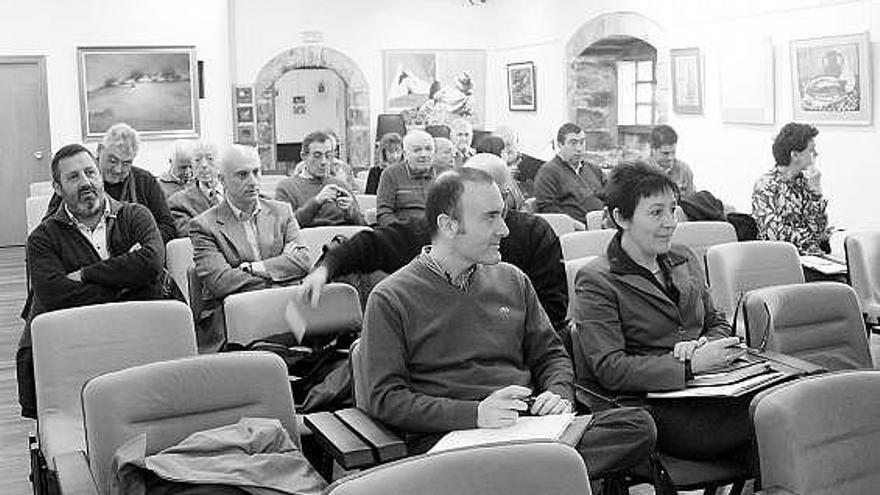 momento de la jornada de trabajo celebrada ayer en la Casa de la Cultura de Luarca. momento de la jornada de trabajo celebrada ayer en la Casa de la Cultura de Luarca.