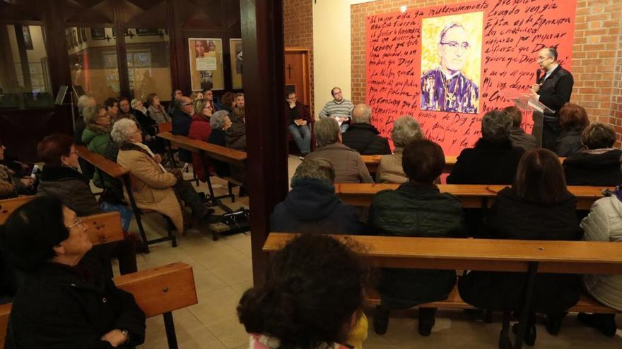 El sacerdote Jesús Campos, con sus feligreses.