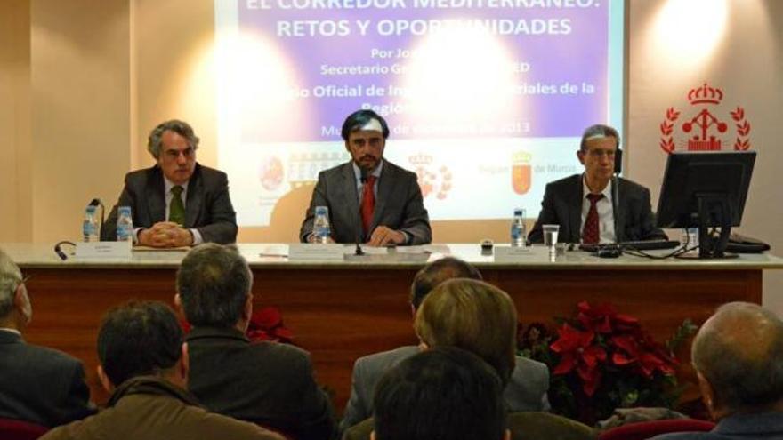 El secretario de Ferrmed, a la derecha, con el decano de los ingenieros industriales y Ángel Martínez.