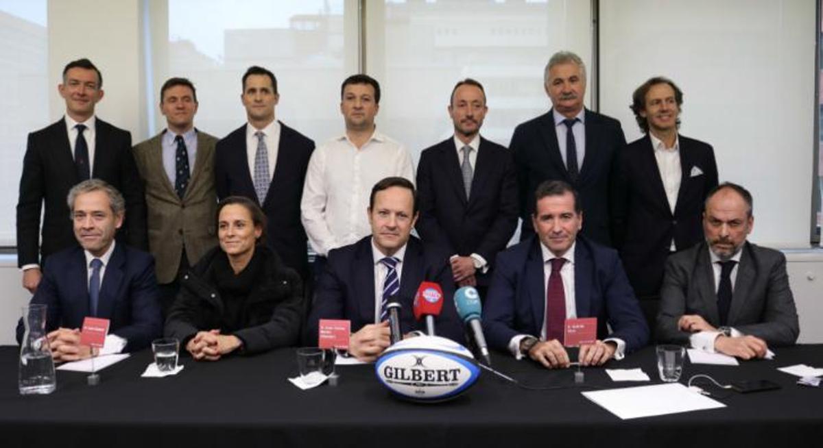 Juan Carlos Martín 'Hansen' posa junto a su junta directiva tras su elección como presidente de la Federación