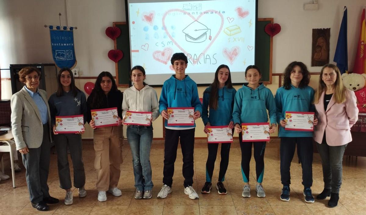 Vicenta Rodríguez i Amparo Frías Adalid, junt amb part de l’alumnat guanyador .  | LEVANTE-EMV