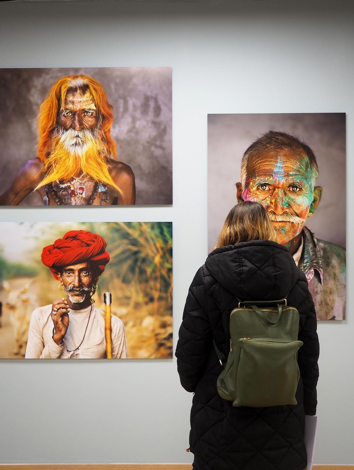 Tres retratos de Steve McCurry en su exposición ’La vuelta al mundo en 80 fotos’, que puede verse en Barcelona.