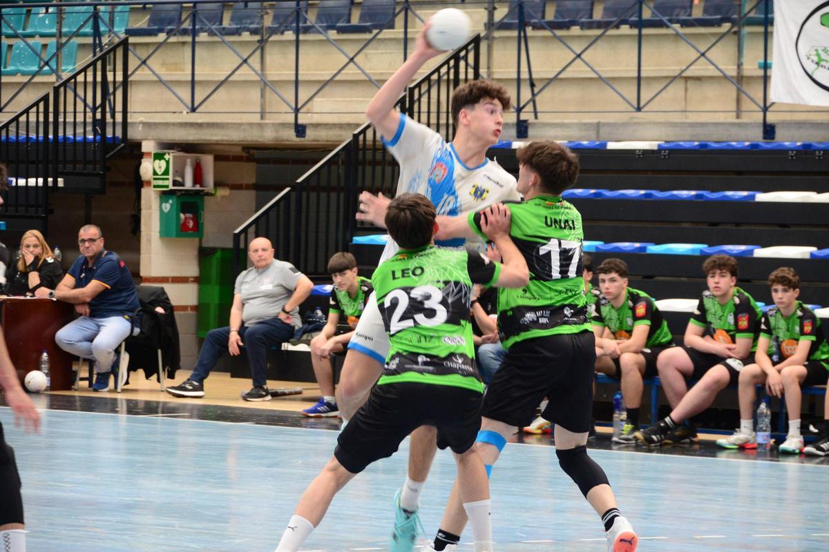 El jugador del Disalmo Luceros Xabier Gallego en una acción de ataque en el partido de este sábado ante el Fundación Bamar-Tierra de Pinares de Valladolid, con victoria canguesa (49-35).