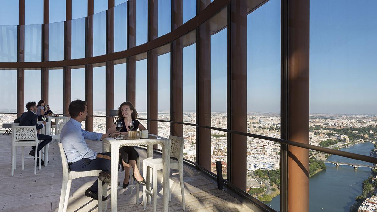 Fotografía panorámica del restaurante en el mirador Atalaya en la Torre Sevilla.