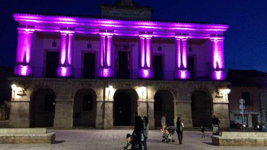 El Ayuntamiento se viste de morado para apoyar a los enfermos de Crohn