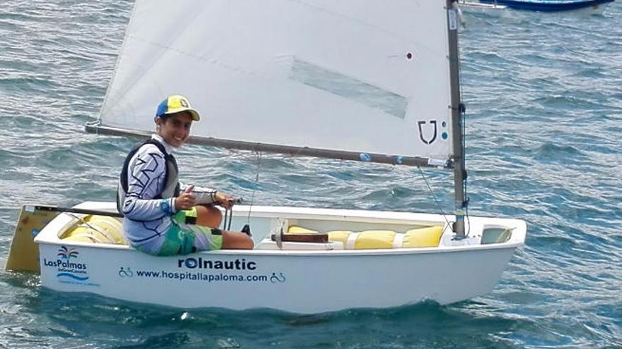 Samuel Beneyto, en su Optimist, durante una jornada de entrenamiento en la bahía grancanaria.