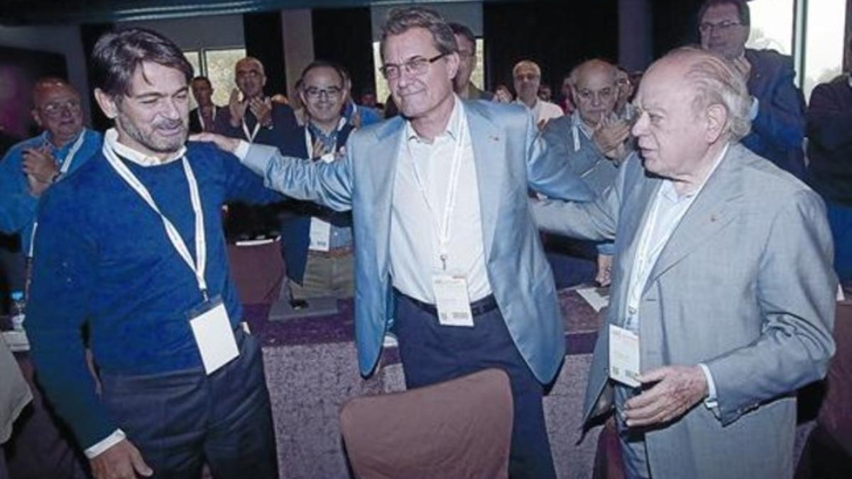 Artur Mas, entre el secretario general de CDC, Oriol Pujol, y el expresidente de la Generalitat, Jordi Pujol, ayer, tras su intervención en Bellaterra.