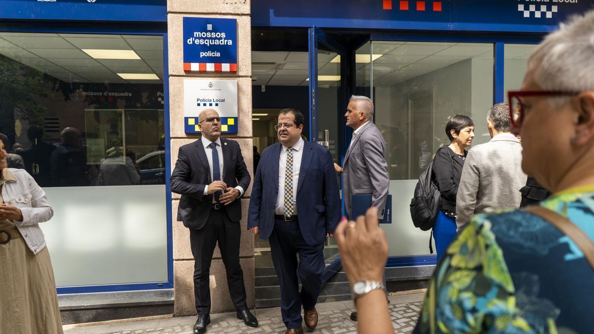 El conseller Joan Ignasi Elena arriba a la nova comissaria de Manresa mentre el col·lectiu social A l'Aguait es manifesta en contra d'aquest espai