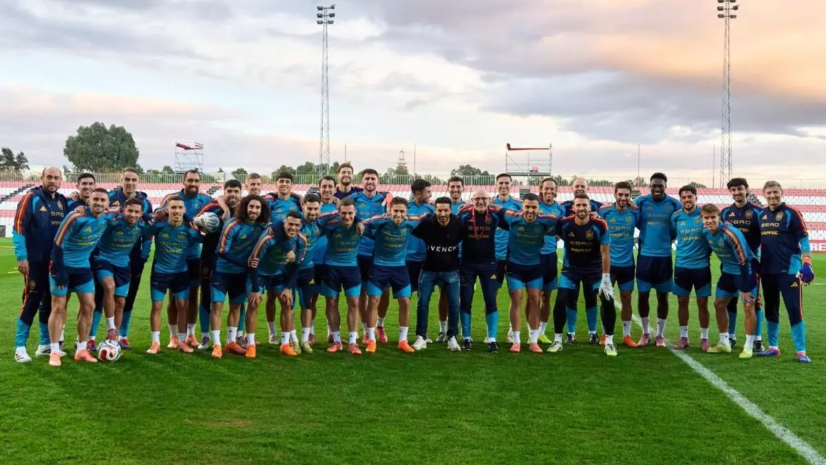 Buen ambiente y bromas en entrenamiento de España, a la que Navas dio ánimos en su estadio