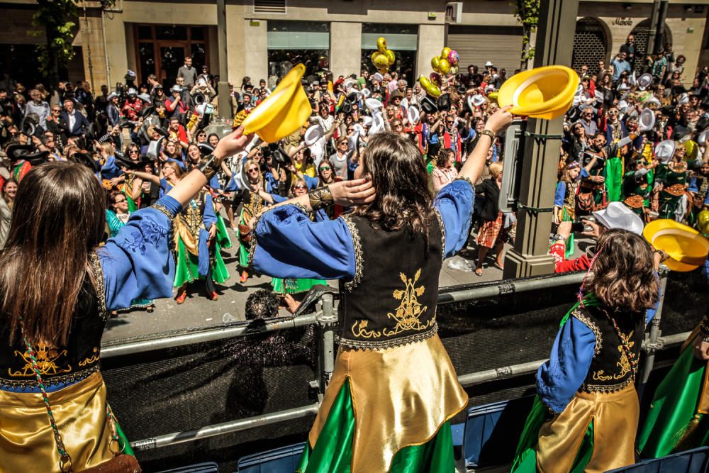 La procesión de la reliquia es uno de los actos que más agradan a los alcoyanos en el día dedicado al patrón San Jorge.