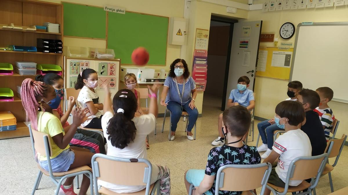 Un grup bombolla participa en una activitat grupal