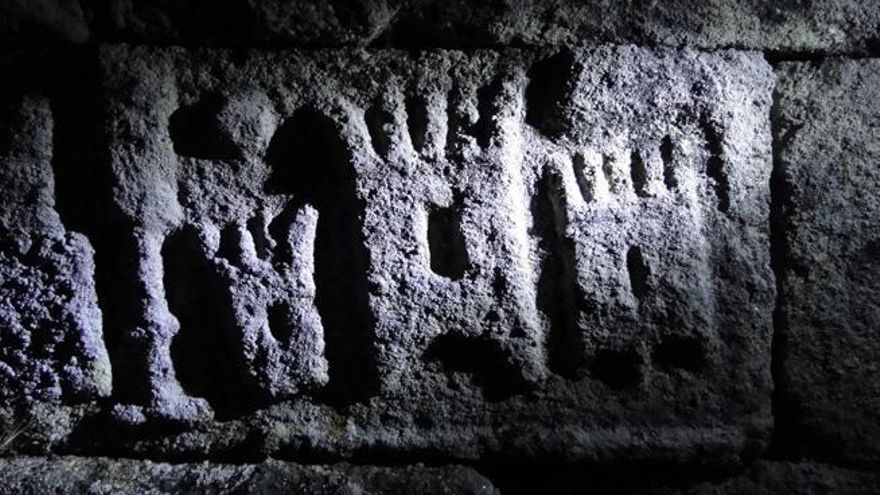 Altorrelevo dunha fortaleza na capela de Santa Ana