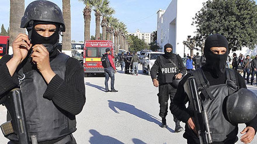 Policías tunecinos, cerca del lugar del atentado.