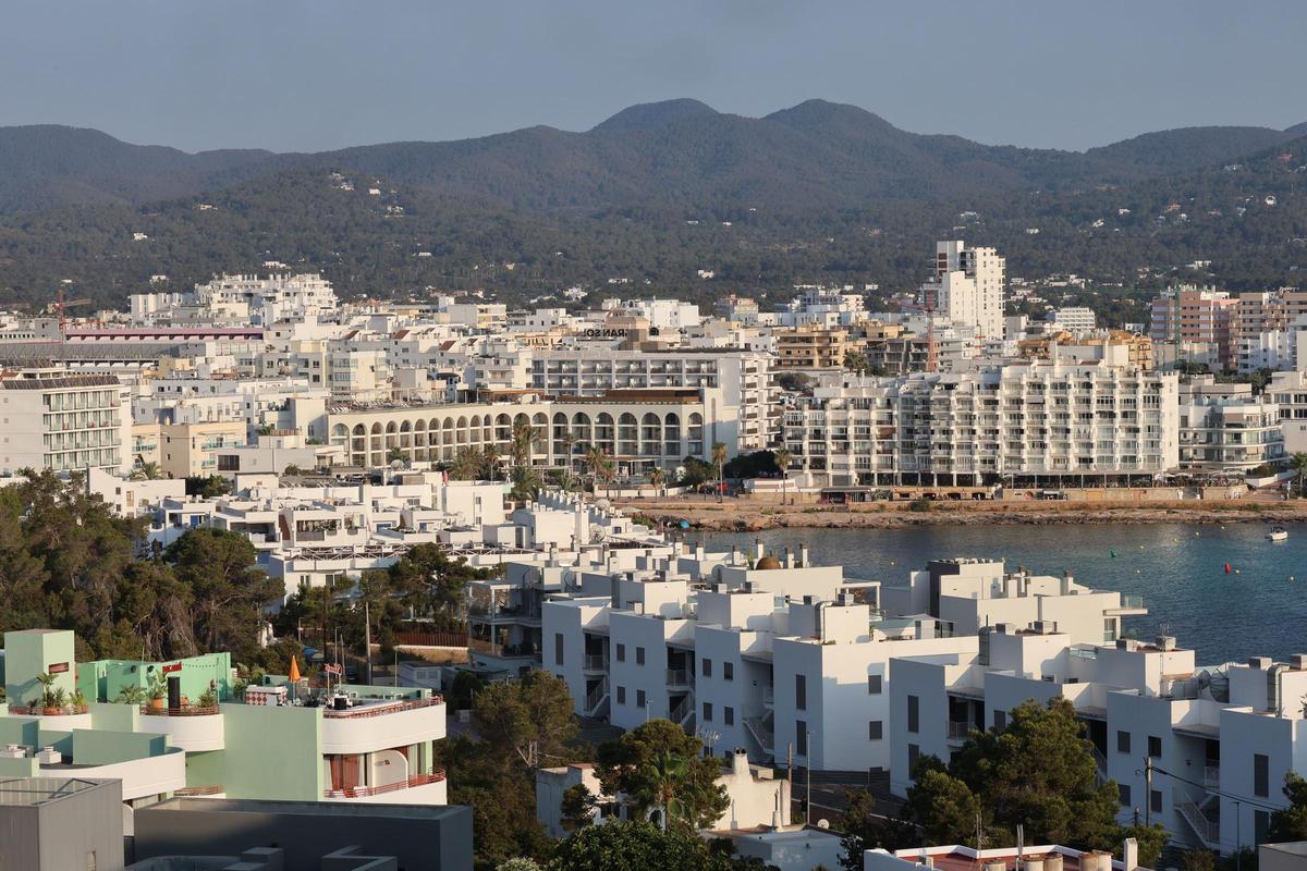 Ruidos, trasiego de turistas y fiestas: problemas de convivencia por el realquiler vacacional en Ibiza